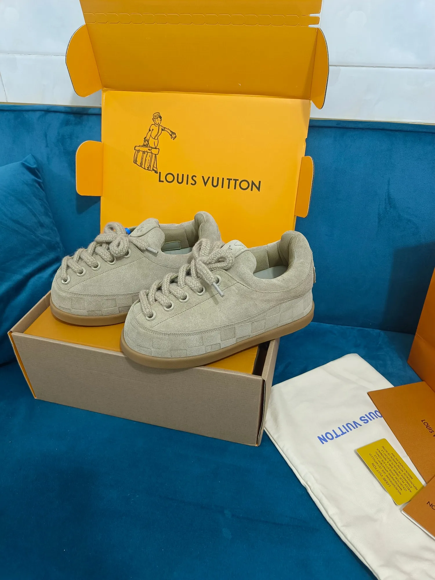 👟👟Ex-factory price 640👟👟 LV YETI slip-on shoes, based on suede cow leather, partially embossed with Nigo's reinterpretation of LV Damier pattern, cleverly echoing the Chinese tradition of taking off shoes when entering the house, and the "small feet" aesthetic is integrated into Chinese street genes. The palm-printed rubber outsole hides the LV letters and Monogram flowers. The exquisite craftsmanship made in Italy shows the brand's heritage in a comfortable slip-on style. The reservation mode adds a unique style, it is traditional and trendy, and it is suitable for couples aged 35-45.